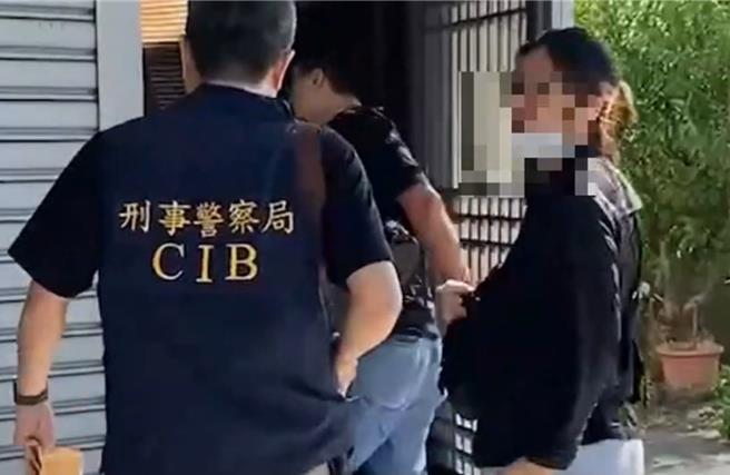 台中市35歲劉姓男子等3人持有改造手槍、子彈並從事改造槍彈情事，刑事局中打五隊去年陸續逮人，經警方向上溯源，發現彰化縣某間玩具槍店涉交易公告查禁的模擬槍，日前上門查緝帶回業者陳姓夫妻。（民眾提供／潘虹恩台中傳真）