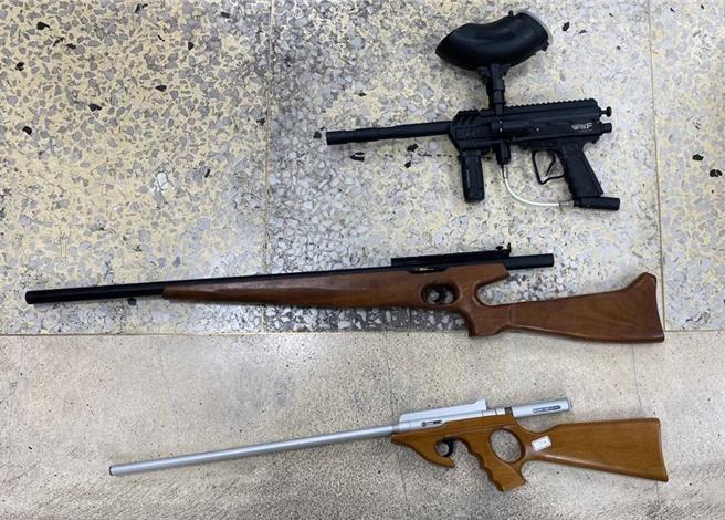 台中市35歲劉姓男子等3人持有改造手槍、子彈並從事改造槍彈情事，刑事局中打五隊去年陸續逮人，查扣槍枝等證物。（民眾提供／潘虹恩台中傳真）