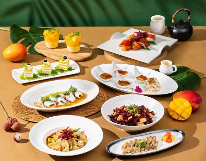 讓「沸騰時代」變清爽涼夏 國賓中餐廳推「七蜜果盛宴」，示範水果與中菜怎麼搭。圖／國賓中餐廳提供