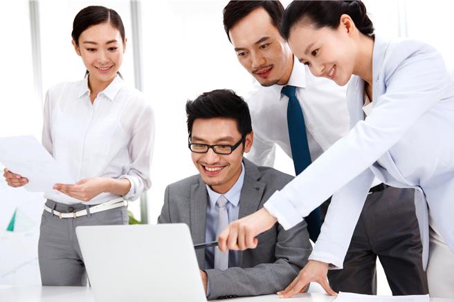 主計總處最新統計顯示，金融及保險業營運狀況較佳，經常性薪資破7萬元大關，平均每月為7萬741元，遠高於整體平均值。(資料照／洪凱音台北傳真)