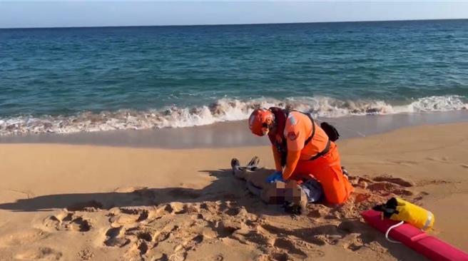 2024年8月12日澎湖县／澎湖山水沙滩传溺毙憾事，溺者被其他泳客救上岸后，由赶抵的岸巡队员现场实施CPR抢救。（第七岸巡队提供／许逸民澎湖传真）