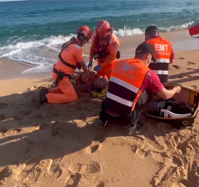 2024年8月12日澎湖县／澎湖山水沙滩传溺毙憾事，溺者被其他泳客救上岸后，由赶抵的岸巡队员现场实施CPR抢救，随后赶抵的警消接手并送医。（第七岸巡队提供／许逸民澎湖传真）