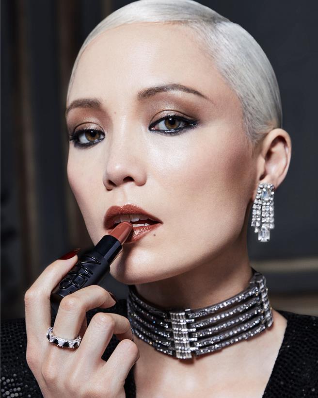 好萊塢大勢女星龐克萊門捷夫是Nars脣膏的愛用者，她使用803 BodyHeat帥氣茶棕色號。（Nars提供／黃唯淯台北傳真）