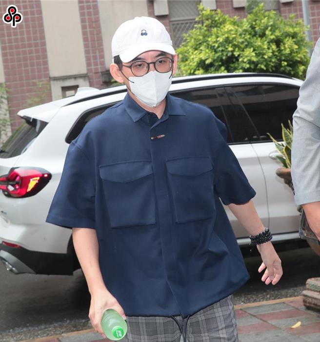 藝人黃子佼因在網路偷拍論壇購買未成年少女不雅片，雖然他認罪但仍遭檢方依違反兒少性剝削防制條例起訴，台北地方法院日前不公開審理，黃子佼改口否認犯罪，法官要求檢、辯遞狀表示意見，因尚有繼續查明必要，故並未辯論終結，法官配合律師時程12日傳喚黃子佼到庭說明。（陳君瑋攝）