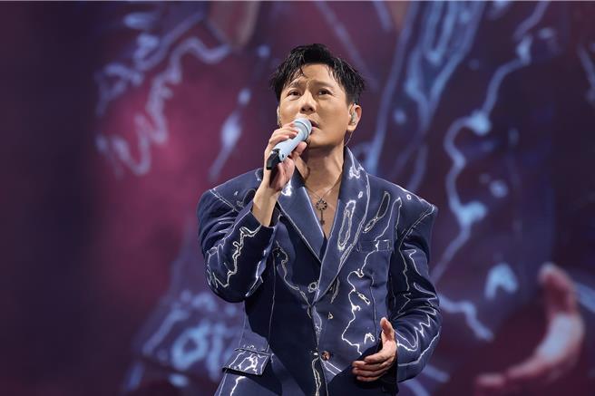張信哲10日在烏魯木齊奧體中心體育場開唱。（潮水音樂提供）