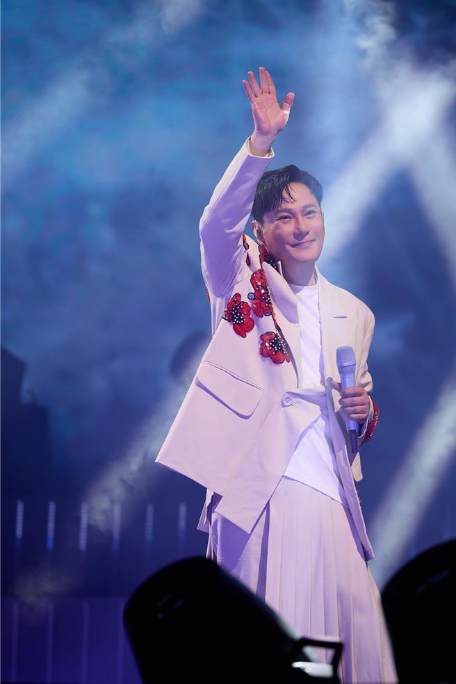 張信哲10日在烏魯木齊奧體中心體育場開唱。（潮水音樂提供）