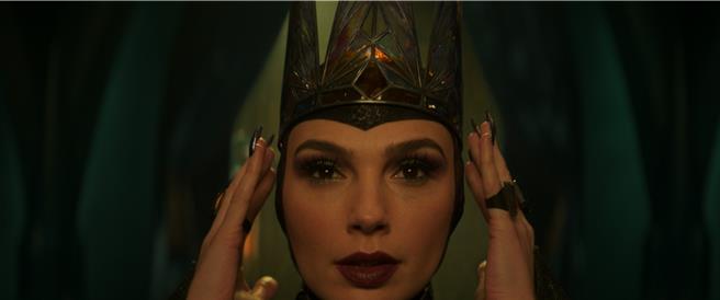 真人版电影《白雪公主》找来盖儿加朵饰演皇后。（迪士尼提供）