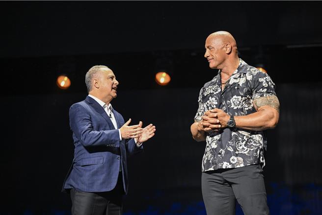 巨石强森（右）也出席D23迪士尼全球粉丝大会。（迪士尼提供）