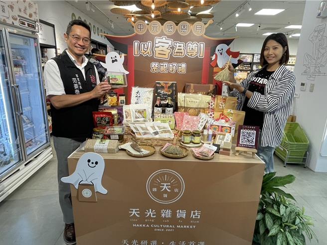桃園天光雜貨店中元感恩月推折扣，文創小物吸睛。(呂筱蟬攝)