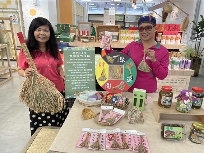 桃園天光雜貨店中元感恩月推折扣，文創小物吸睛。(呂筱蟬攝)