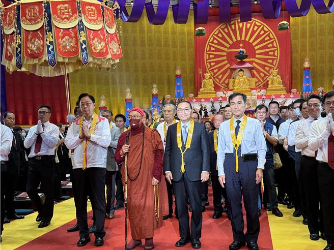 灵鹫山水陆空大法会12日晚间举行「幽冥戒」仪式，新北市长侯友宜、桃园市长张善政都到场祈福。(蔡依珍摄)