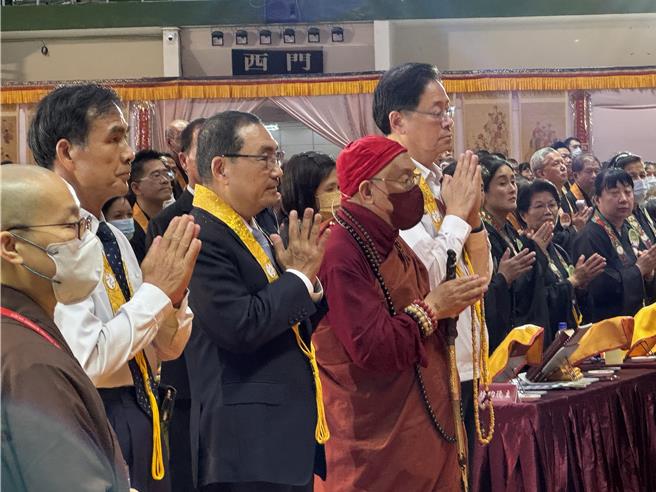 灵鹫山水陆空大法会12日晚间举行「幽冥戒」仪式，新北市长侯友宜、桃园市长张善政都到场祈福。(蔡依珍摄)