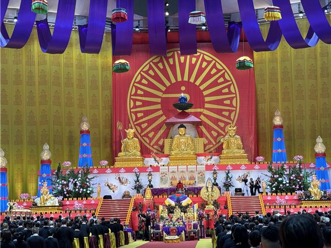 灵鹫山水陆空大法会12日晚间举行「幽冥戒」仪式，新北市长侯友宜、桃园市长张善政都到场祈福。(蔡依珍摄)