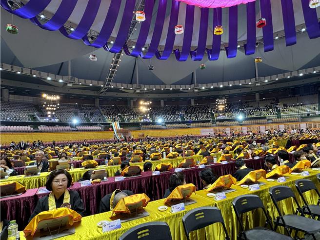 灵鹫山水陆空大法会12日晚间举行「幽冥戒」仪式，供灯祈福仪式圆满，大眾虔敬聆听心道法师开示说法。(蔡依珍摄)