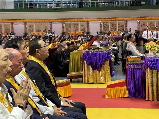 灵鹫山水陆空大法会12日晚间举行「幽冥戒」仪式，供灯祈福仪式圆满，大眾虔敬聆听心道法师开示说法。(蔡依珍摄)