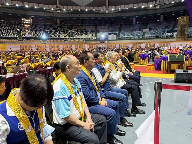 灵鹫山水陆空大法会12日晚间举行「幽冥戒」仪式，供灯祈福仪式圆满，桃园市府多位局处长都到场，桃园市议会议长邱奕胜、10余位议员也与会。(蔡依珍摄)