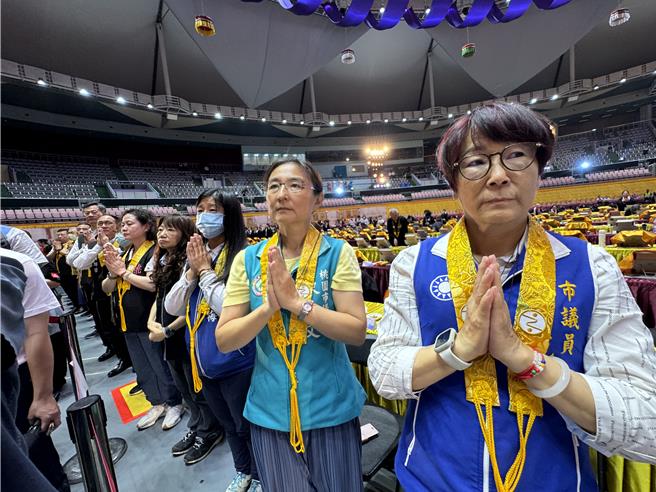 灵鹫山水陆空大法会12日晚间举行「幽冥戒」仪式，供灯祈福仪式圆满，桃园市府多位局处长都到场，桃园市议会议长邱奕胜、10余位议员也与会。(蔡依珍摄)