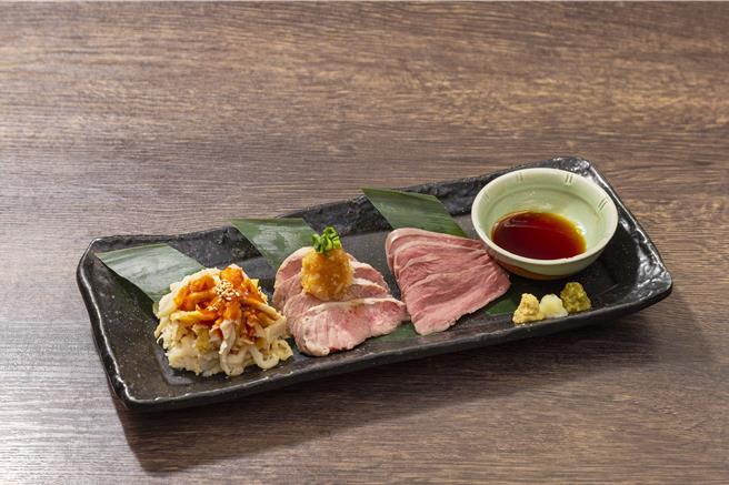 筑前屋将来台插旗，店内特色为各式猪牛料理，图为包含横膈膜、牛胃与猪心的肉刺拼盘。（筑前屋提供）