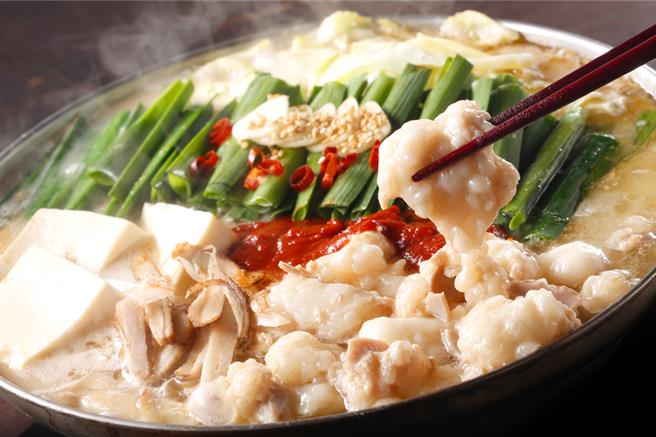 以牛内臟为主角的摩滋锅物，是筑前屋特色菜之一。（筑前屋提供）