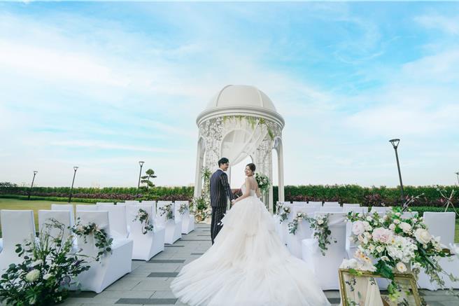 高雄万豪酒店于8月17日举办「仲夏夜之梦」婚礼体验日，让每一位参加的宾客都能见习婚礼知识。（高雄万豪酒店提供）