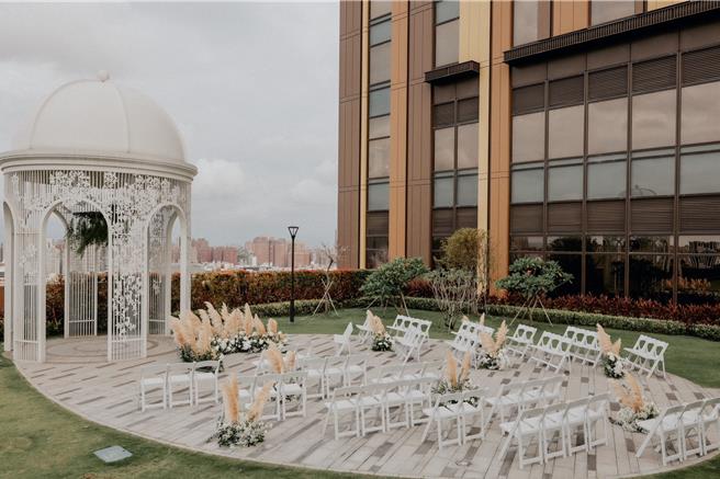 高雄万豪酒店的户外欧式证婚区，是许多新人婚宴首选。（高雄万豪酒店提供）