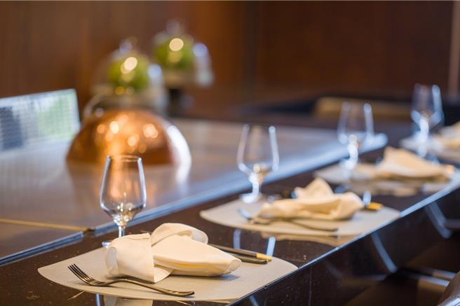 高雄万豪酒店婚礼体验日备有双人星光晚宴，可品嚐主厨特制的西式位上套餐婚宴菜色。（高雄万豪酒店提供）