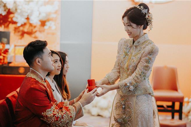 高雄万豪酒店婚礼体验日邀请白鸽婚顾礼俗老师讲解文定礼仪俗制，完整解析订婚仪式流程。（高雄万豪酒店提供）