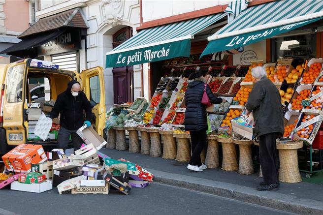 法國一處販賣水果的店家（圖／路透社）
