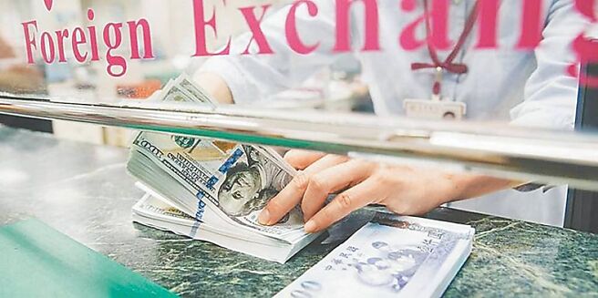 寿险上半年解约金已超过8,800亿元、年增26％，占总给付约66％。图／本报资料照片