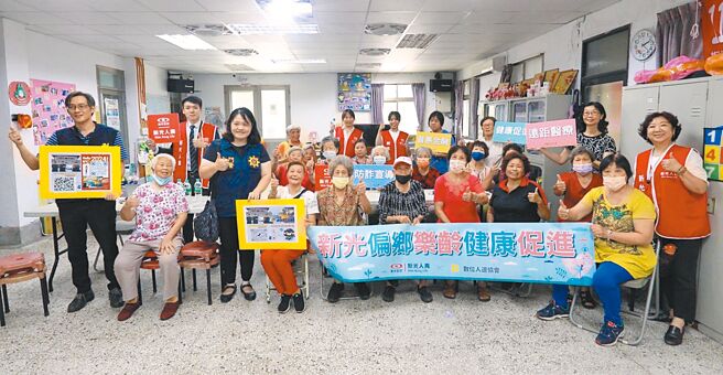 「新光偏乡乐龄健康促进」首次前进金门，结合在地同仁及当地刑警以实务经验与长者分享防诈新知。图／新寿提供