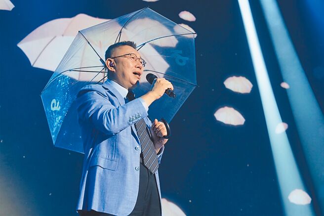 民眾黨主席柯文哲去年7月舉行「KP SHOW」演唱會，究竟是募款或單純商業行為，其獲利金流也引發爭議。（民眾黨部提供）