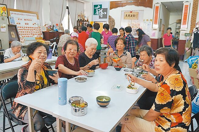 高龄人口逐年增加，据内政部统计，全台65岁以上长者2023年已达429万人。图为台中市推动长照政策，开办老人共餐。（本报资料照片）