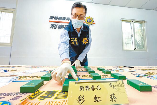 彩虹菸（α-PiHP）近年呈泛滥趋势，尿检阳性竟年增74倍。图为警方去年在黑帮运毒车中找到彩虹菸等毒品。（本报资料照片）（吸毒害人害己 吸菸有害健康）