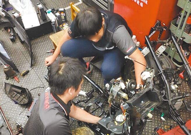 台北市南港高工「汽車修護科」特教生透過學校教學設施，協助社區低收入戶家庭免費做燃油機車保養健檢服務。（台北市勞動局提供／劉瑋晴台北傳真）