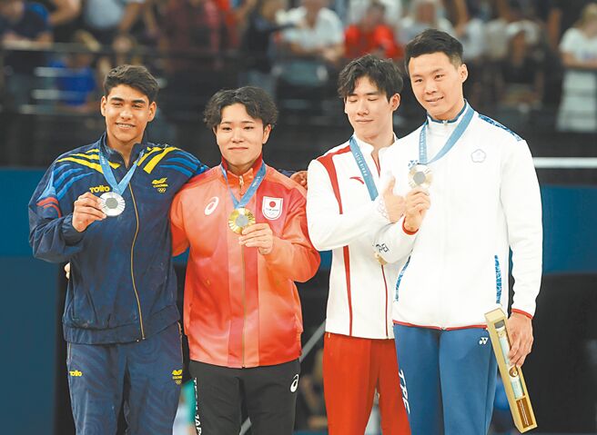 奥运场上出现许多两岸运动员同框的友好互动。图为中华队唐嘉鸿（右一）与大陆选手张博恒（右二）5日并列单杠铜牌，在颁奖台上频频互动。（本报资料照片）