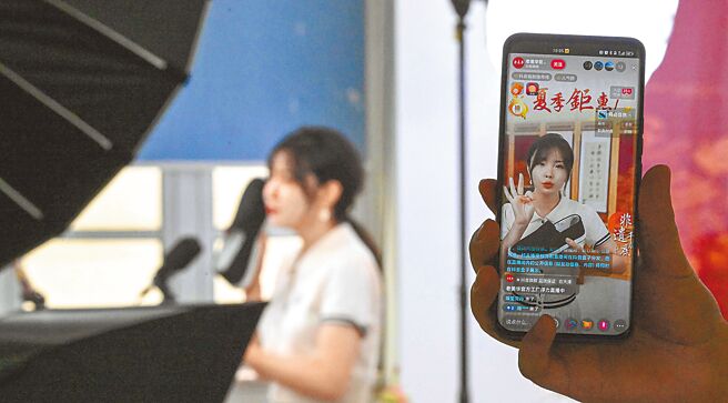 北京市市场监管局9日发布《北京市直播带货合规指引》，要求利用AI人工智慧技术合成的虚拟形象及内容也要「守规矩」。图为主播在老美华直播基地带货。（新华社）