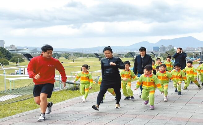 台湾已进入高龄化社会，国民健康署调查发现，65岁以上民眾每7人就有1人有骨质疏松症状。新北市卫生局开办134条「新北健康大步走」路线，让民眾依需求活动身体，降低慢性病风险。（新北市卫生局提供／高钧麟新北传真）