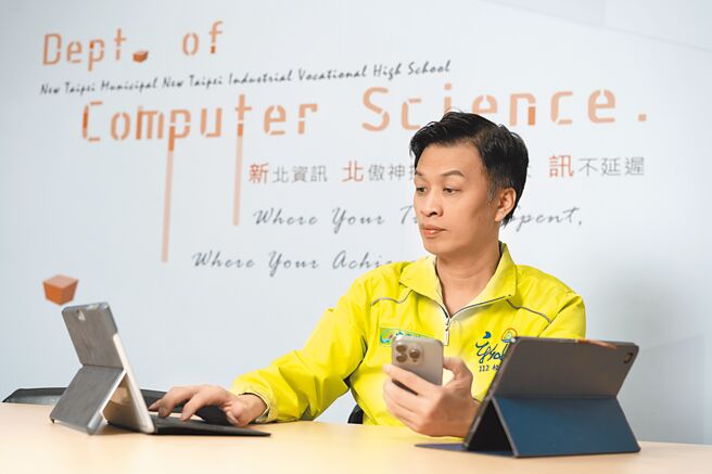 指導學生獲獎無數，被封為「資訊國手製造機」、「金牌教練常勝軍」的新北高工資訊科主任陳錫齡獲全國技職教育貢獻獎。（新北市教育局提供／陳慰慈新北傳真）