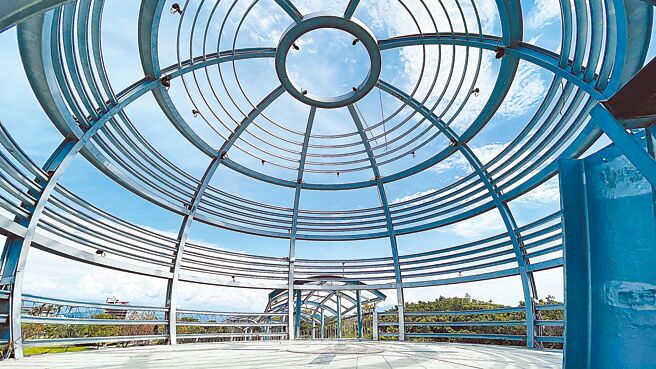 台東海濱公園國際地標《向陽樹》原有藤頂遮陽，海葵風災後重建受阻，暫維持鏤空鋼筋，遊客怨又熱又曬。（蕭嘉蕙攝）