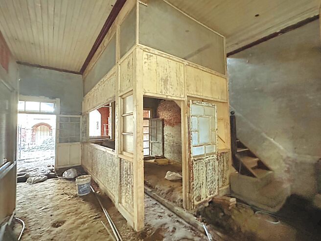 在雲林縣土庫鎮矗立超過100年的萬得醫院獲文化部補助修復，一切修舊如舊。（周麗蘭攝）