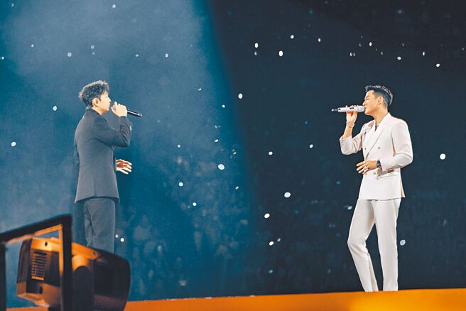 周兴哲（右）邀请顏人中担任演唱会嘉宾。（星空飞腾提供）