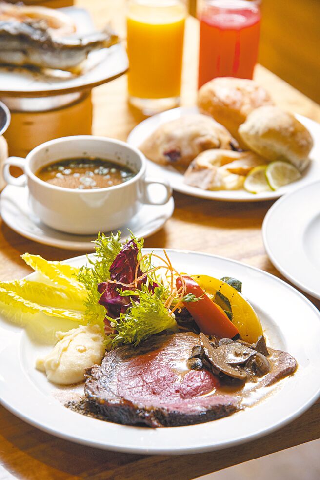 大倉久和大飯店的歐風館網羅各地美食，圖為濕式熟成冷藏特選肋眼鮮切牛排。（大倉久和大飯店提供）飲酒過量 有害健康