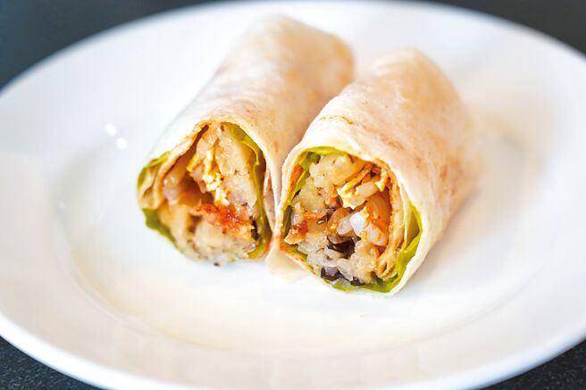 義大皇家酒店推出充滿南洋風味的新加坡娘惹薄餅圈。（義大世界提供）