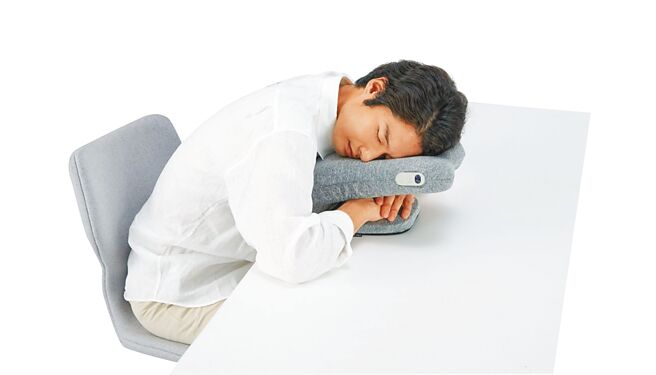 在日本熱賣的Lourdes午睡枕（見圖），2280元。（台隆手創館提供）