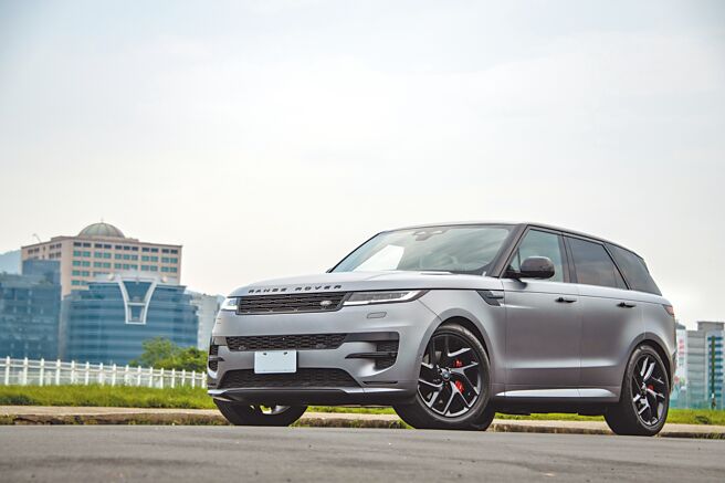 试驾车Range Rover Sport P400 Dynamic SE选配了雾面Eiger Grey艾格峰灰搭配SV Bespoke 22吋5辐缎光黑与亮黑色相间轮圈与红色煞车卡钳。（陈大任摄）