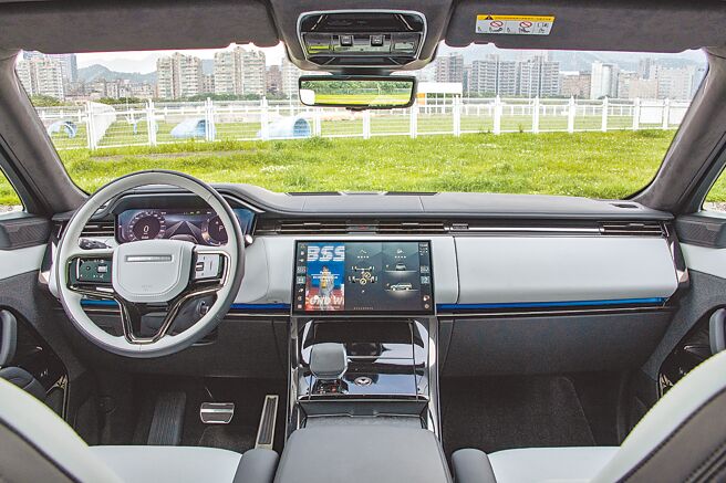 仪表控台简约中带有奢华感。（陈大任摄）