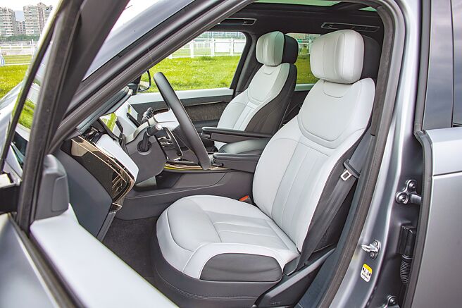驾驶座选配具电动20向调整、加热、通风与记忆功能。（陈大任摄）