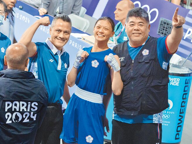 吳詩儀（中）率先宣告至少保銅，一舉提振中華代表團士氣。（本報資料照片）