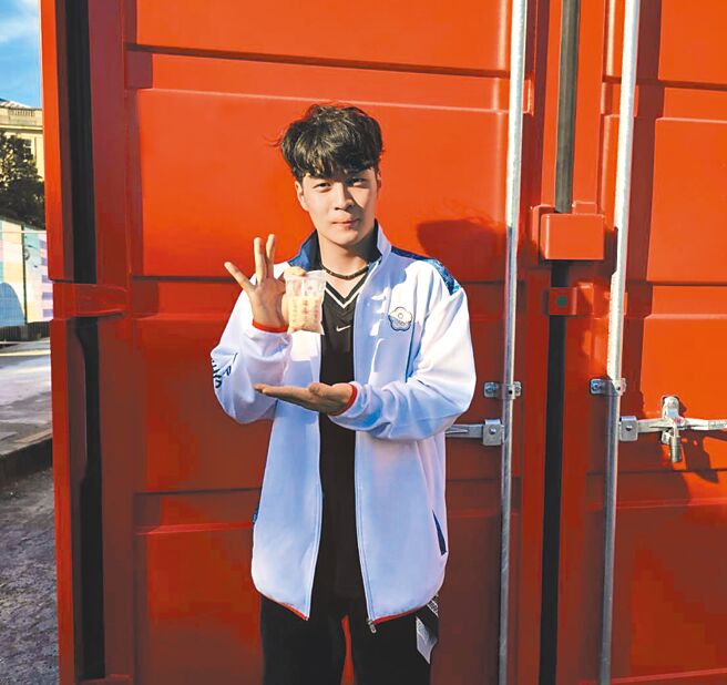 孫振隨身都帶著天母三玉宮福壽米祈求好運。（陳筱琳攝）