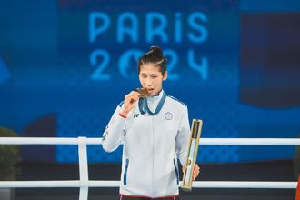 巴黎奧運》拳后回家了！林郁婷清晨抵台 戰鬥機伴飛、粉絲擠爆桃機